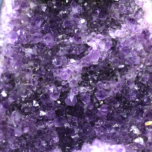 Pièce unique géode d’améthyste du Brésil de qualité avec base stable 