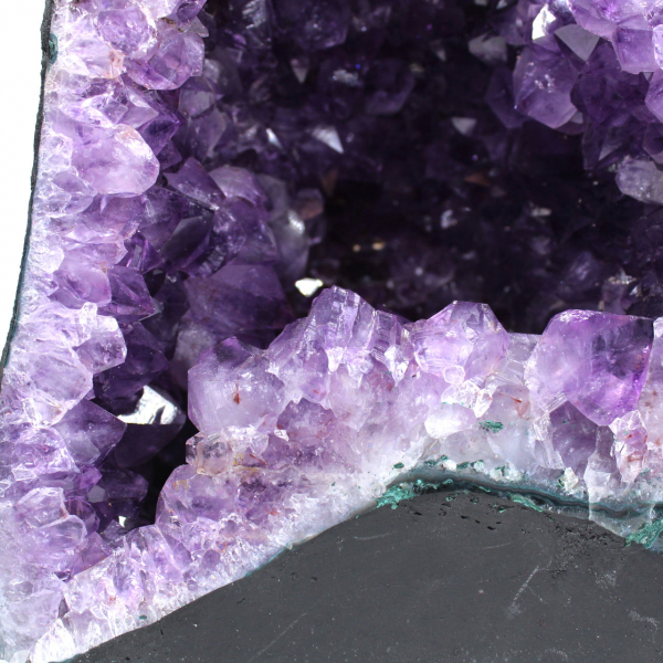 Géode d’améthyste brésilienne pour décoration élégante et originale 