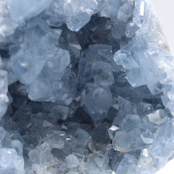 Géode décorative en célestite bleue de Madagascar