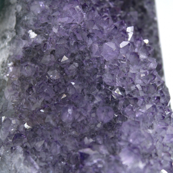 Géode Améthyste Brésilienne : Cristaux Violets Profonds