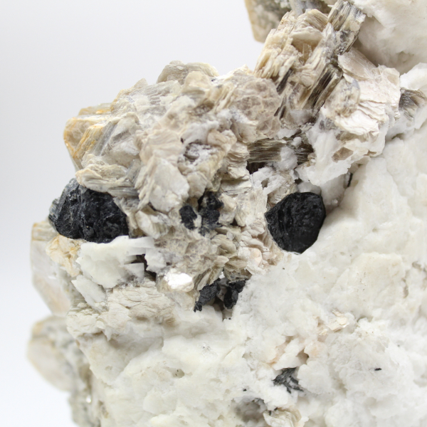 Mica et tourmaline noire sur quartz afghan