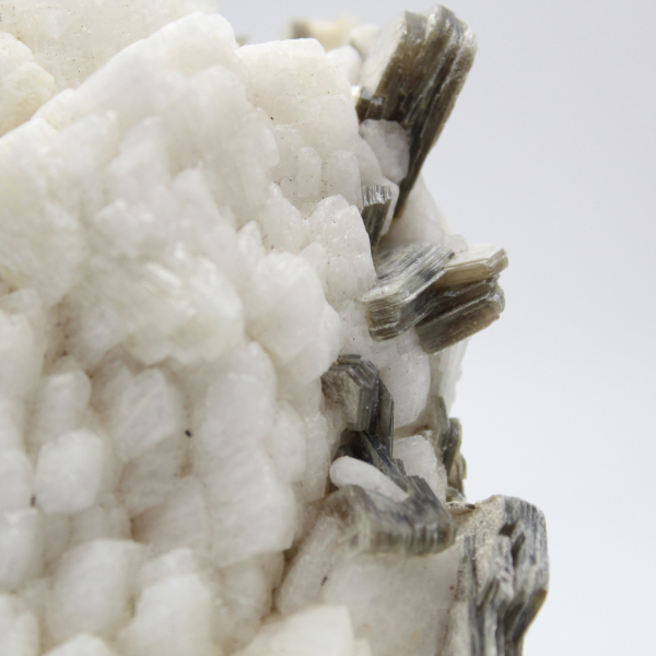 Petit spécimen de mica sur quartz blanc