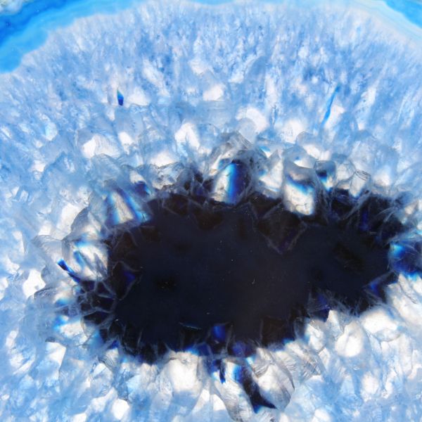 Agate bleue en tranche naturelle issue du Brésil