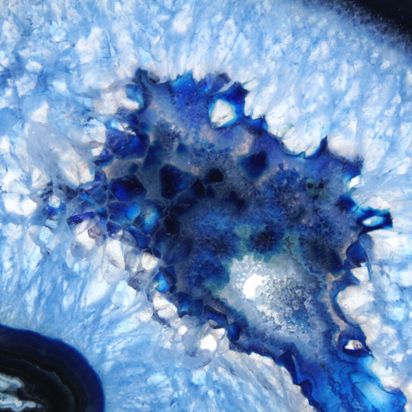 Tranche d’agate bleue polie pour vitrine minéralogique