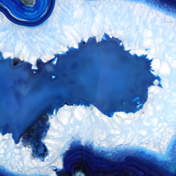 Agate bleue en tranche polie pour décoration scientifique