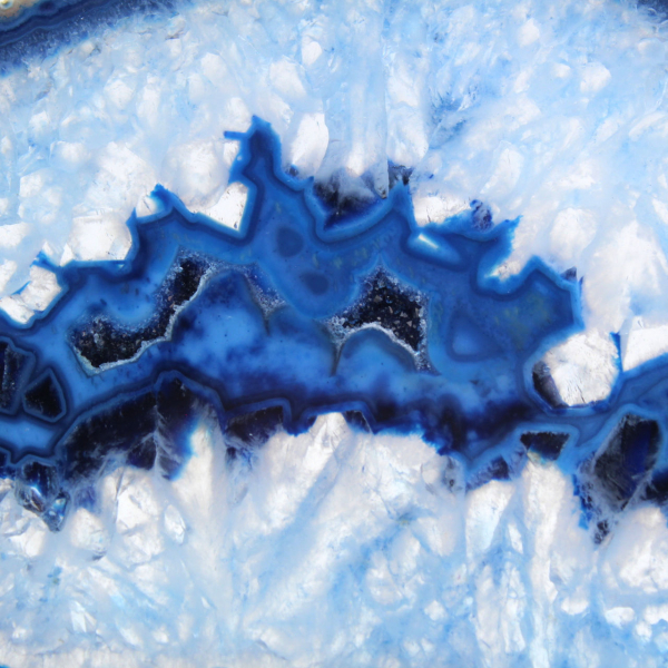 Agate bleue en tranche allongée pour vitrine