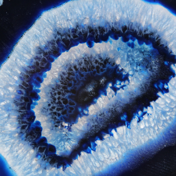 Tranche d’agate bleue brésilienne pour collection de pierres