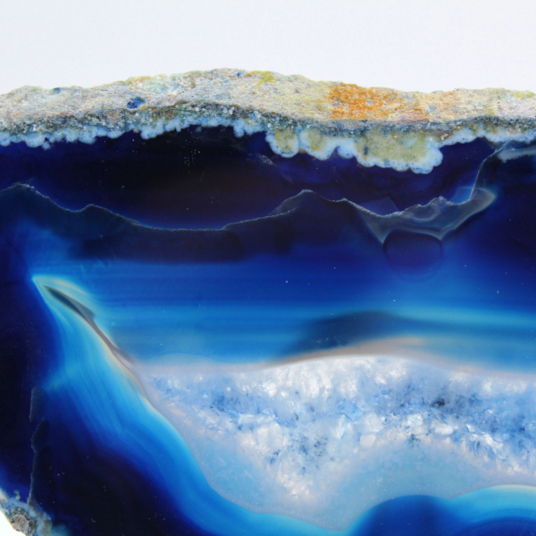 Tranche d’agate bleue du Brésil pour observation