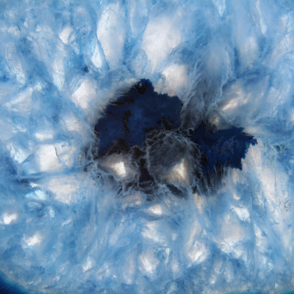 Tranche d’agate bleue du Brésil pour collection minérale