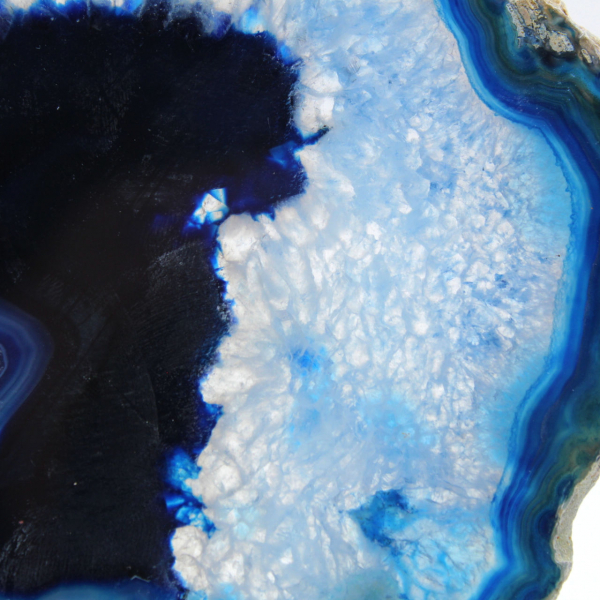 Agate bleue en tranche polie pour décoration et étude