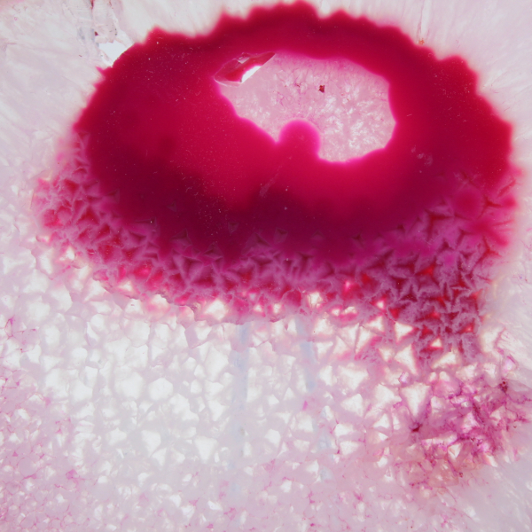 Tranche d’agate teinté rose décorative