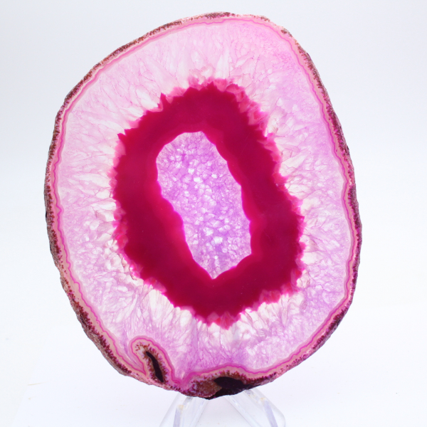 Section d’agate rose teinté polie
