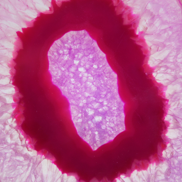 Section d’agate rose teinté polie