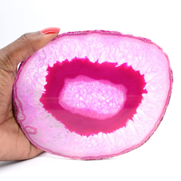 Section d’agate rose teinté polie