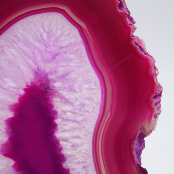 Tranche d’agate teinté rose naturelle