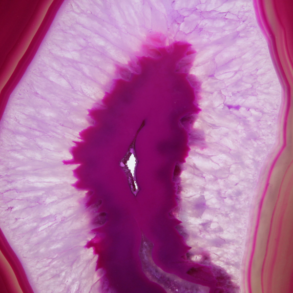 Agate en tranche polie teinté rose