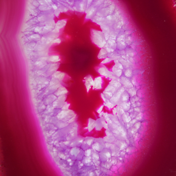 Tranche polie d’agate rose teinté