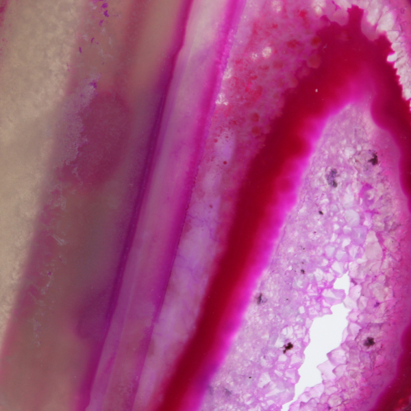 Agate en tranche teinté rose polie