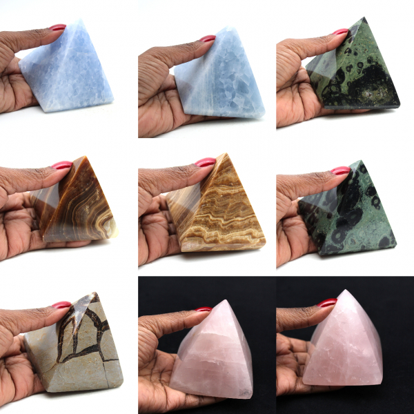 Pyramide en calcite bleue