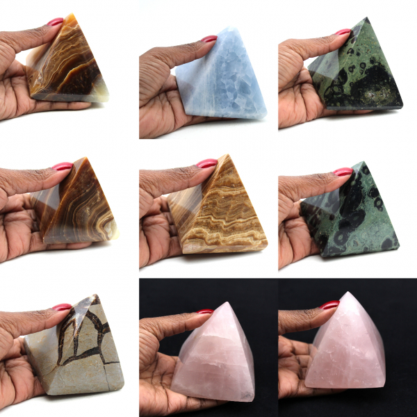 Pyramide en calcite bleue