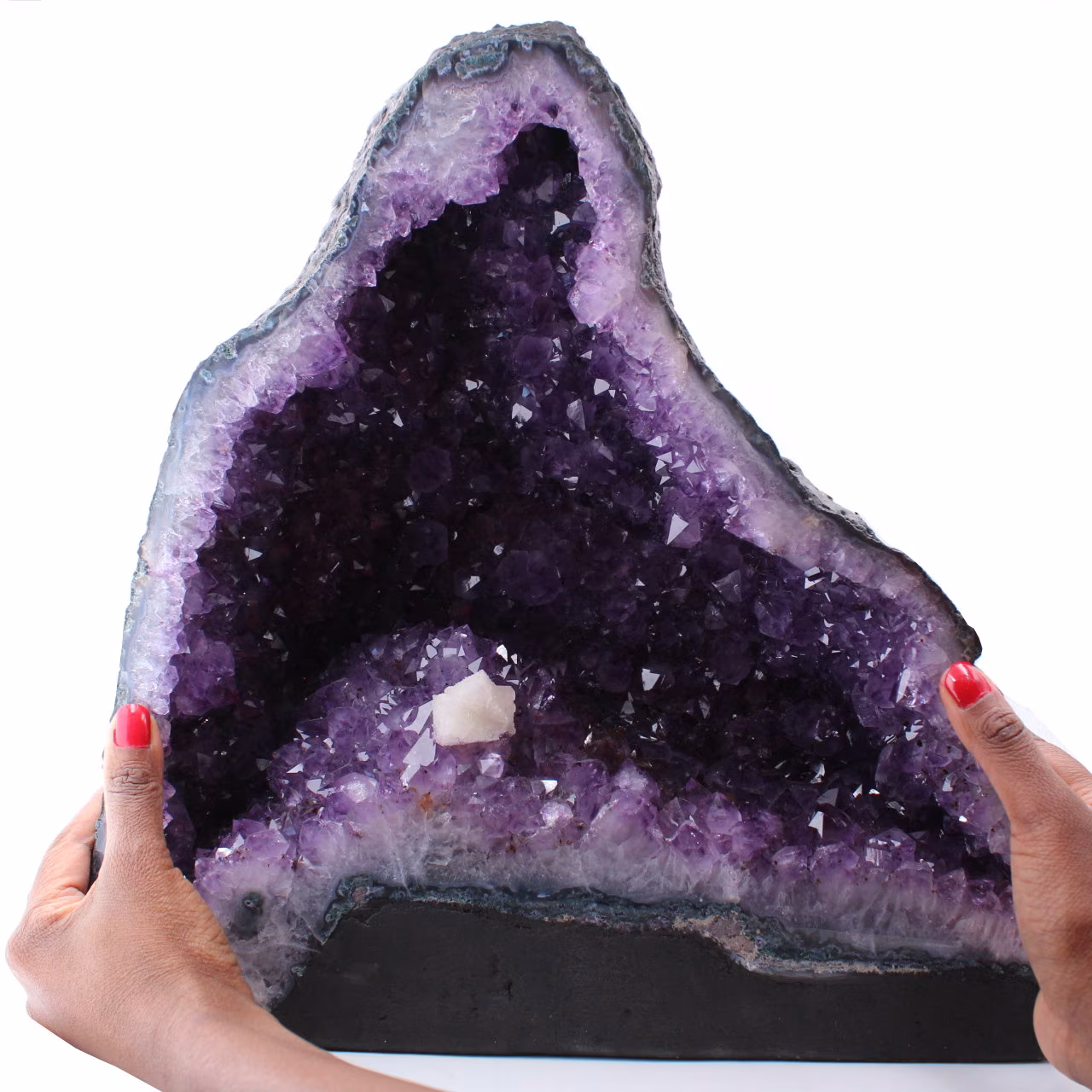 Géode d’améthyste avec cristal de calcite
