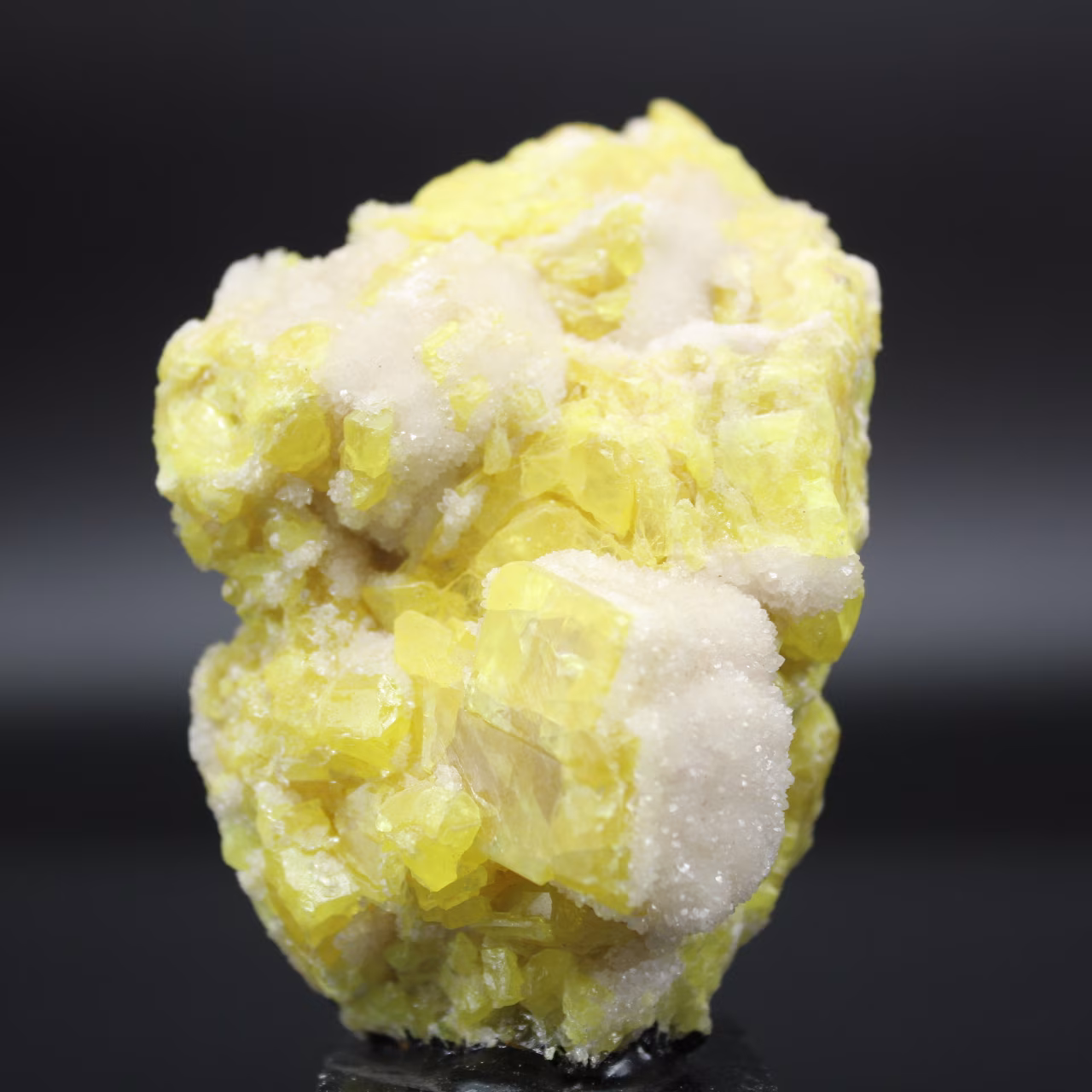 Cristallisation de soufre sur calcite