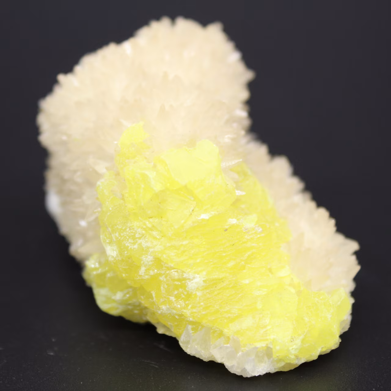 Cristaux de soufre sur calcite