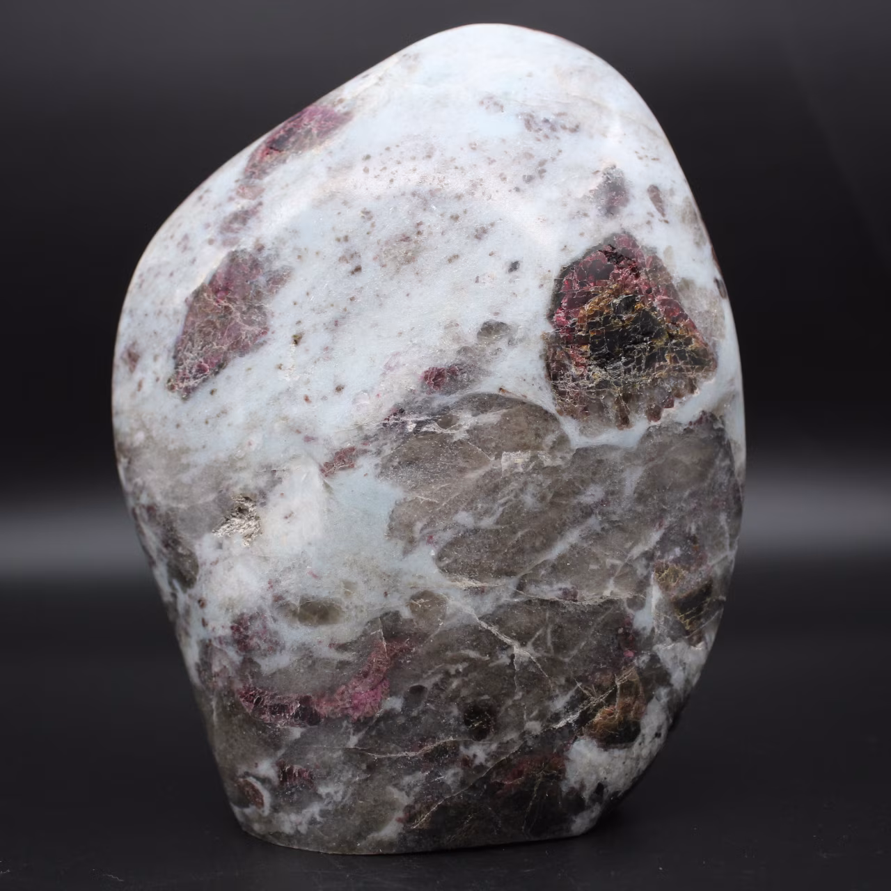 Forme libre à inclusion de Tourmaline