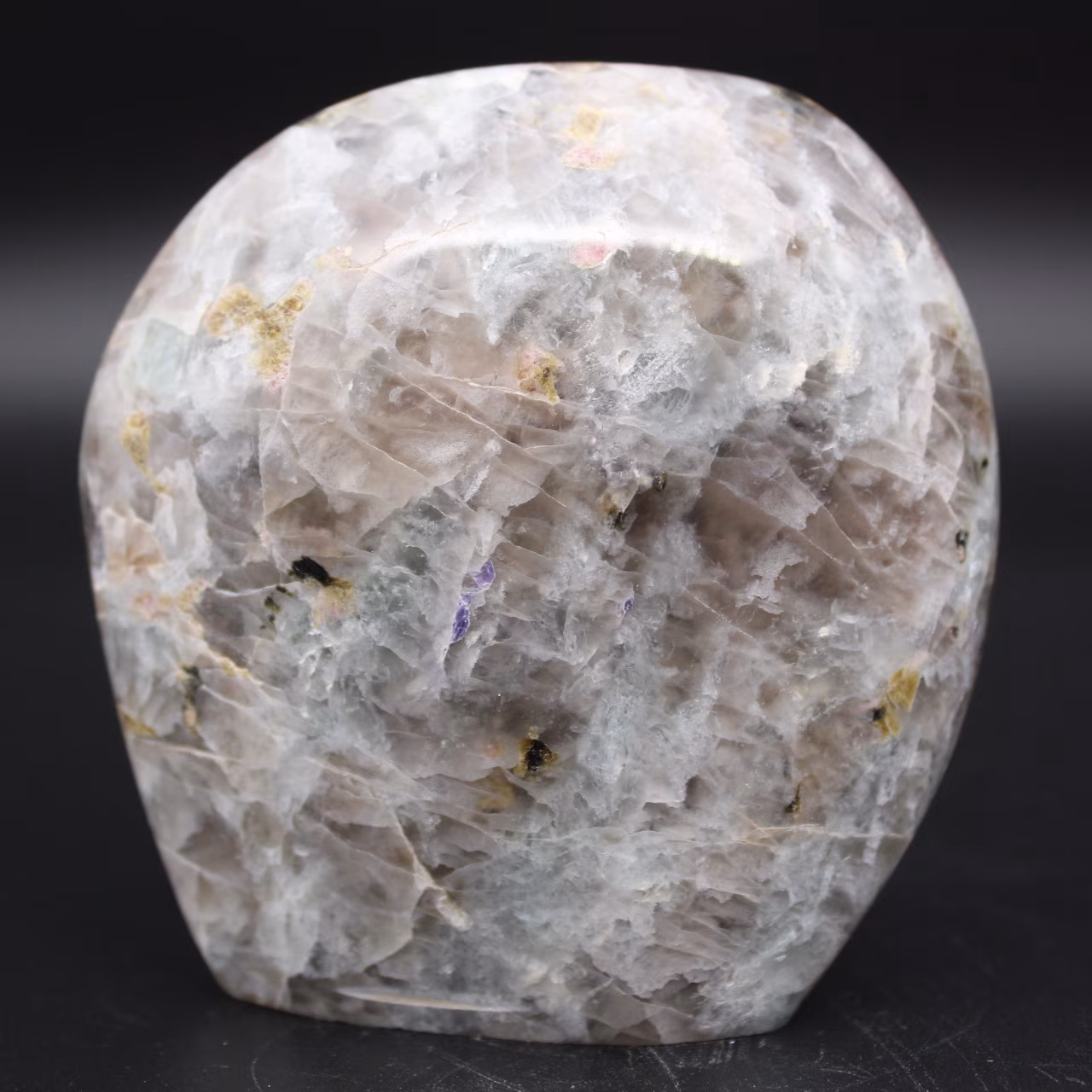 Forme libre en pierre à inclusion de Tourmaline