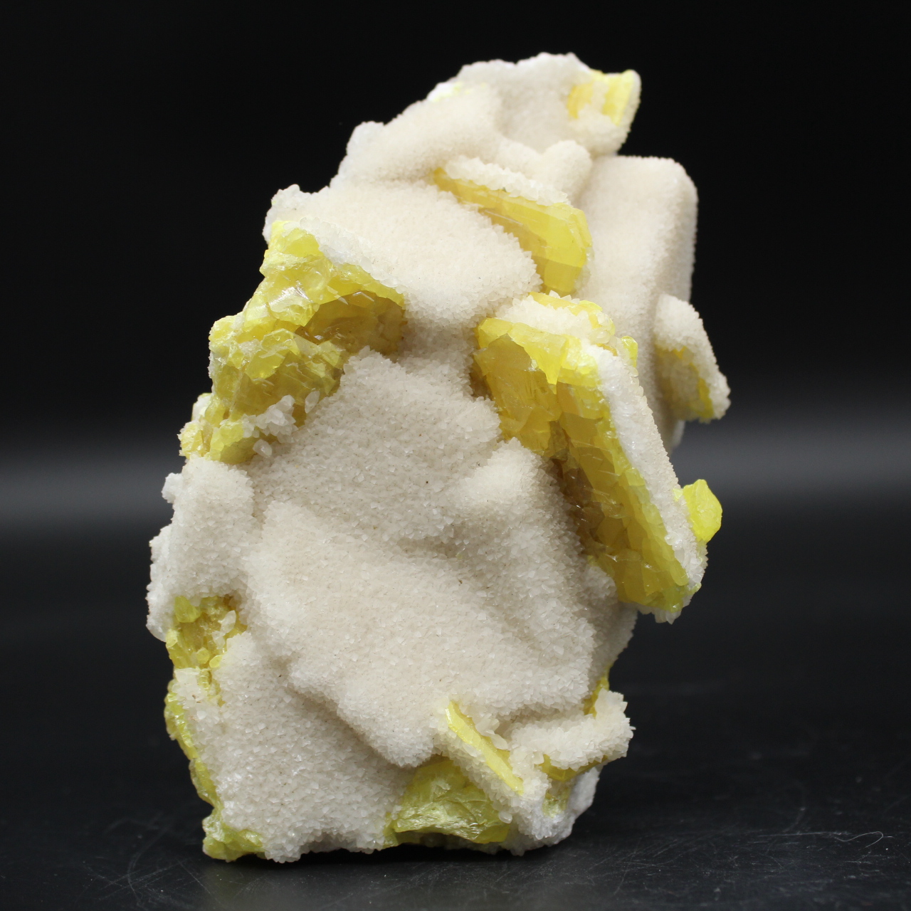 Cristaux de soufre sur calcite