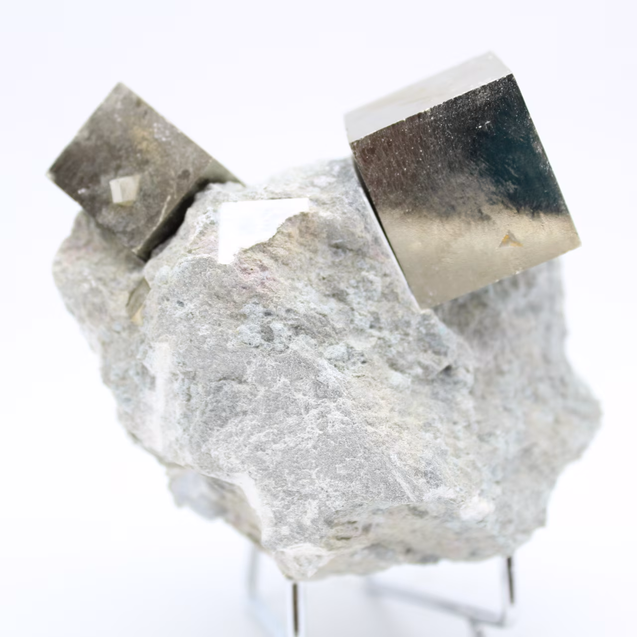 Cubes de pyrite sur gange