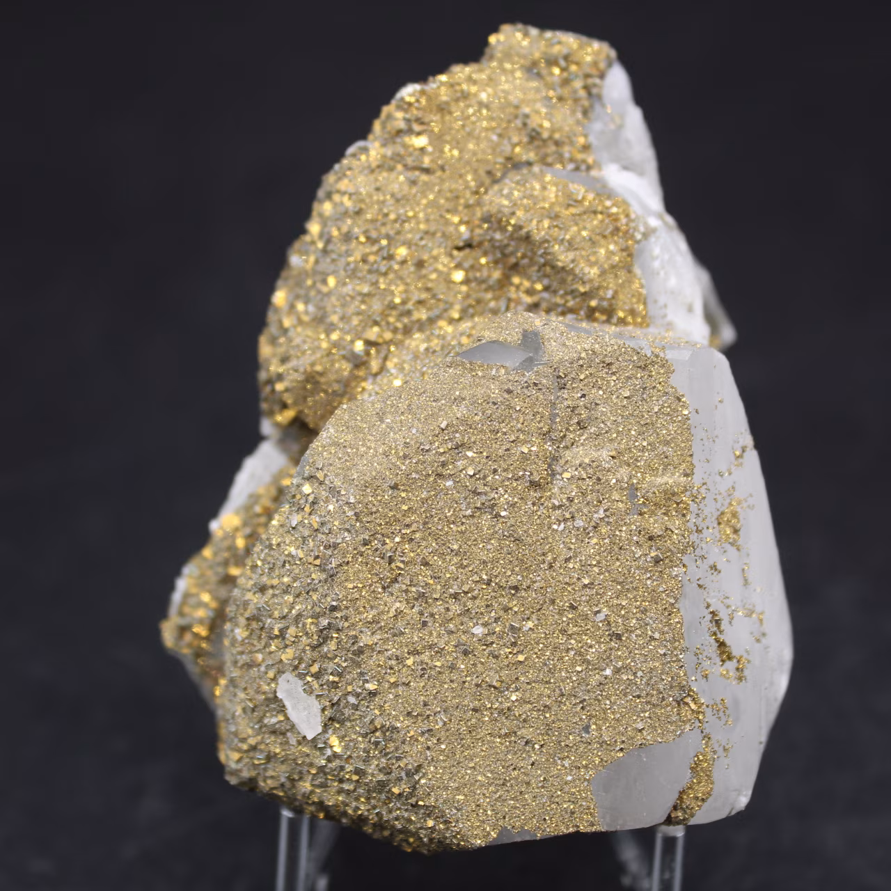 Cristaux de pyrite sur calcite