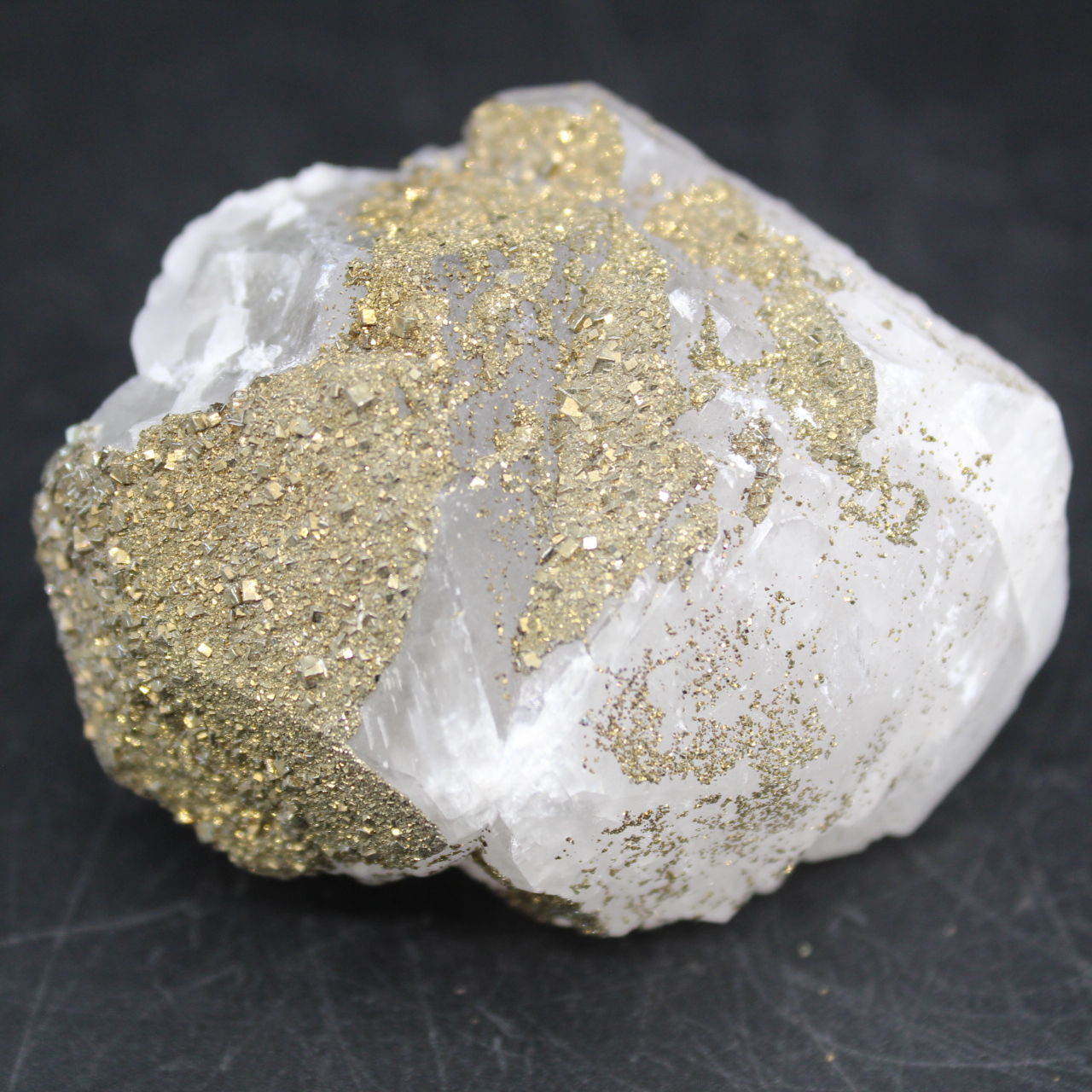 Cristaux de pyrite sur calcite