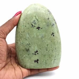Forme libre polie en feldspath vert