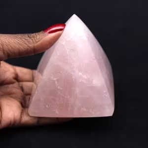 Pyramide en quartz rose