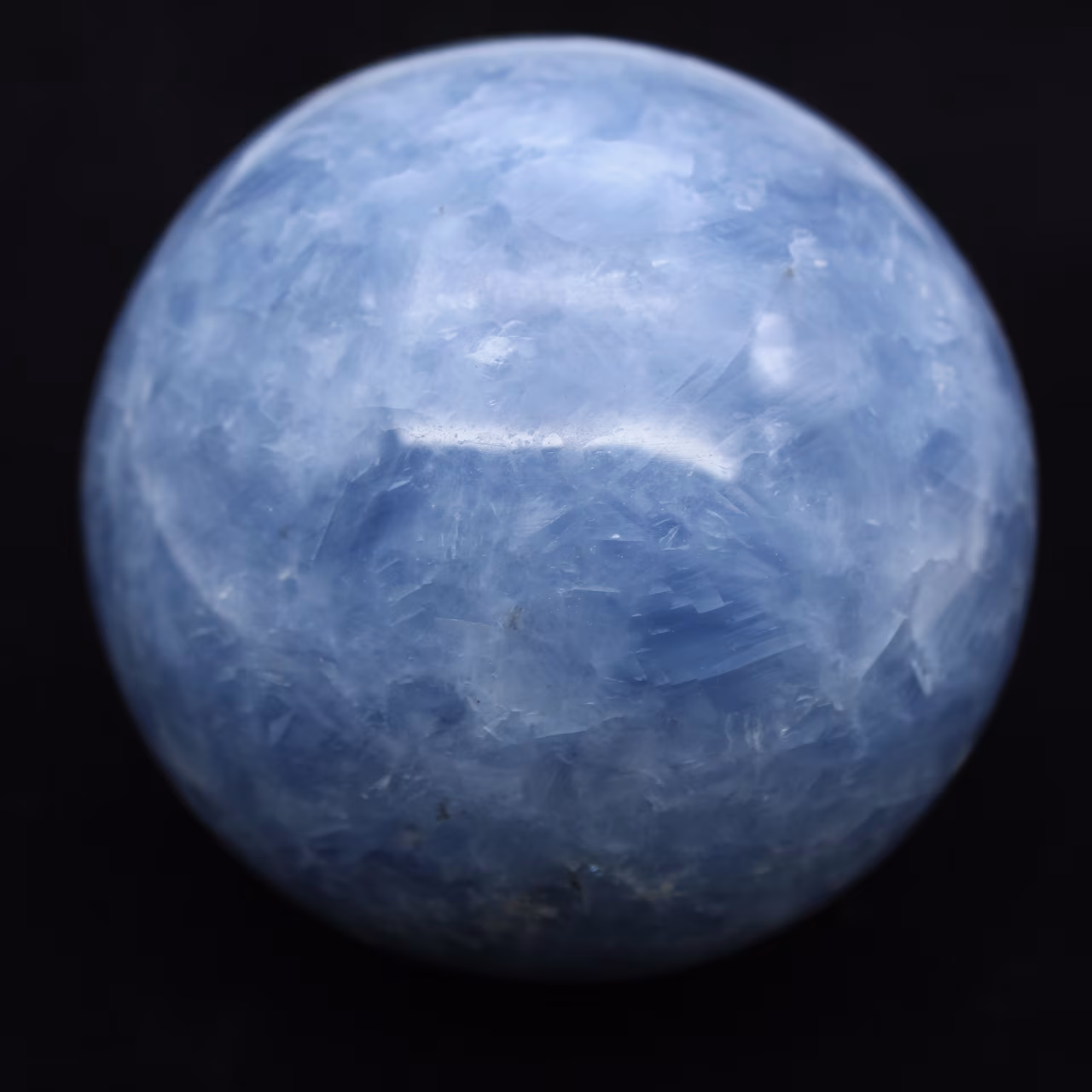 Sphère en calcite bleue