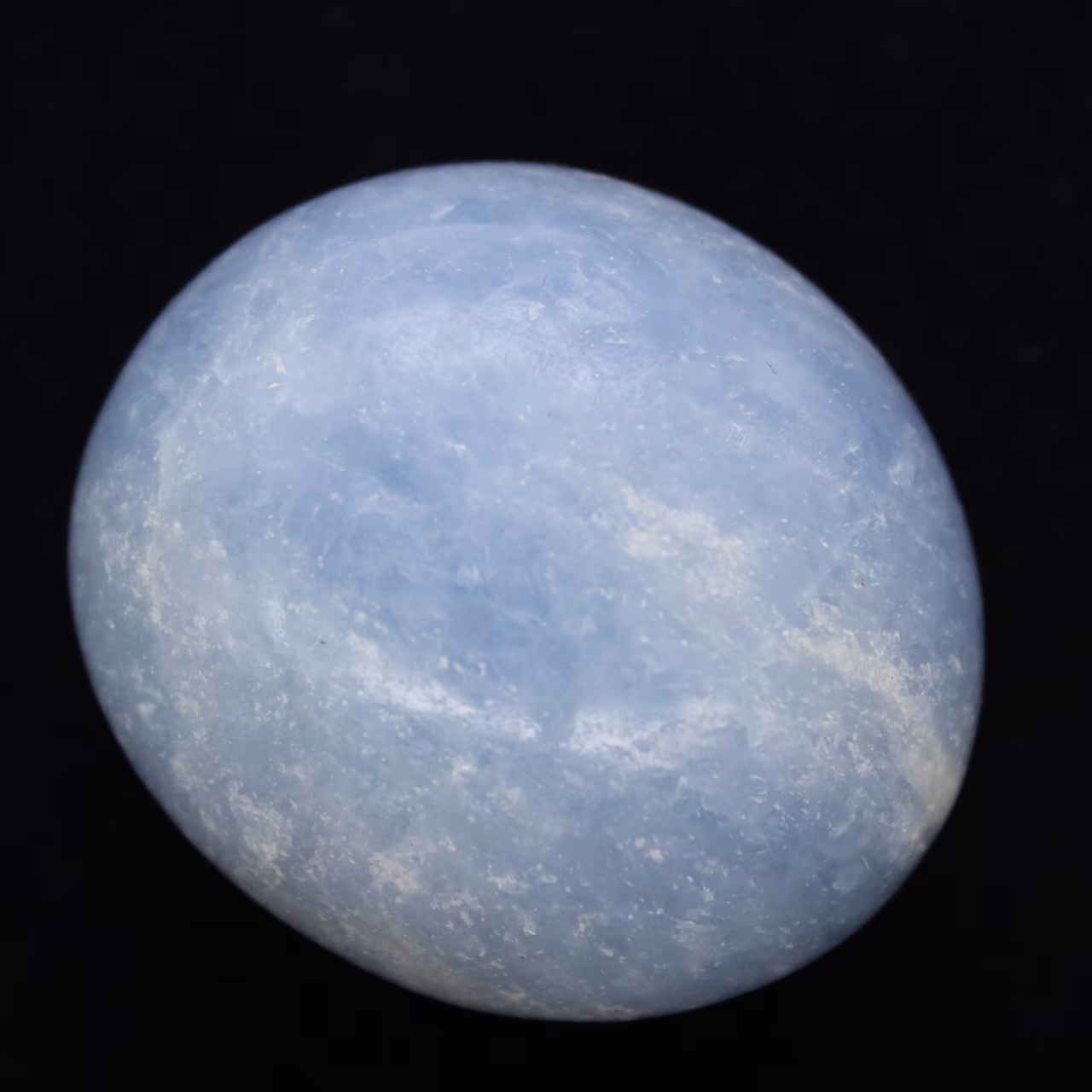 Galet en calcite bleue