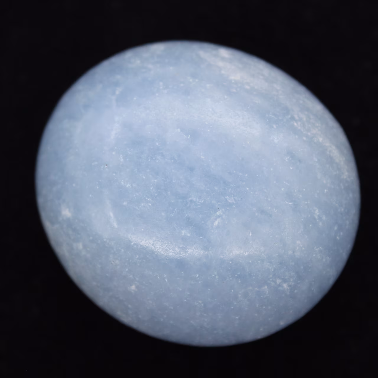 Galet en calcite bleue