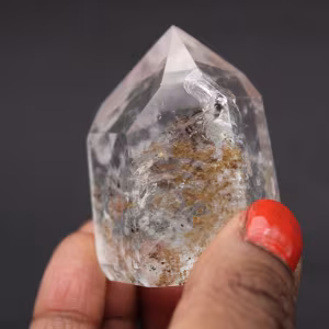 Prisme de cristal de roche à inclusion