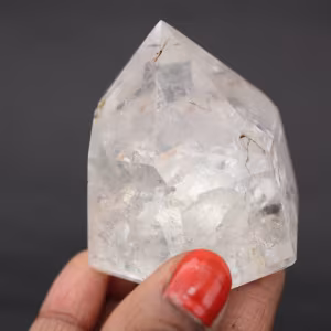 Prisme de cristal de roche à inclusion
