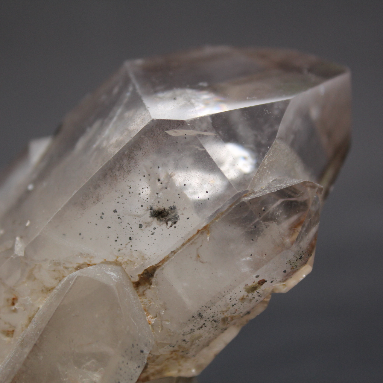 Prisme de cristal de roche légèrement fumé