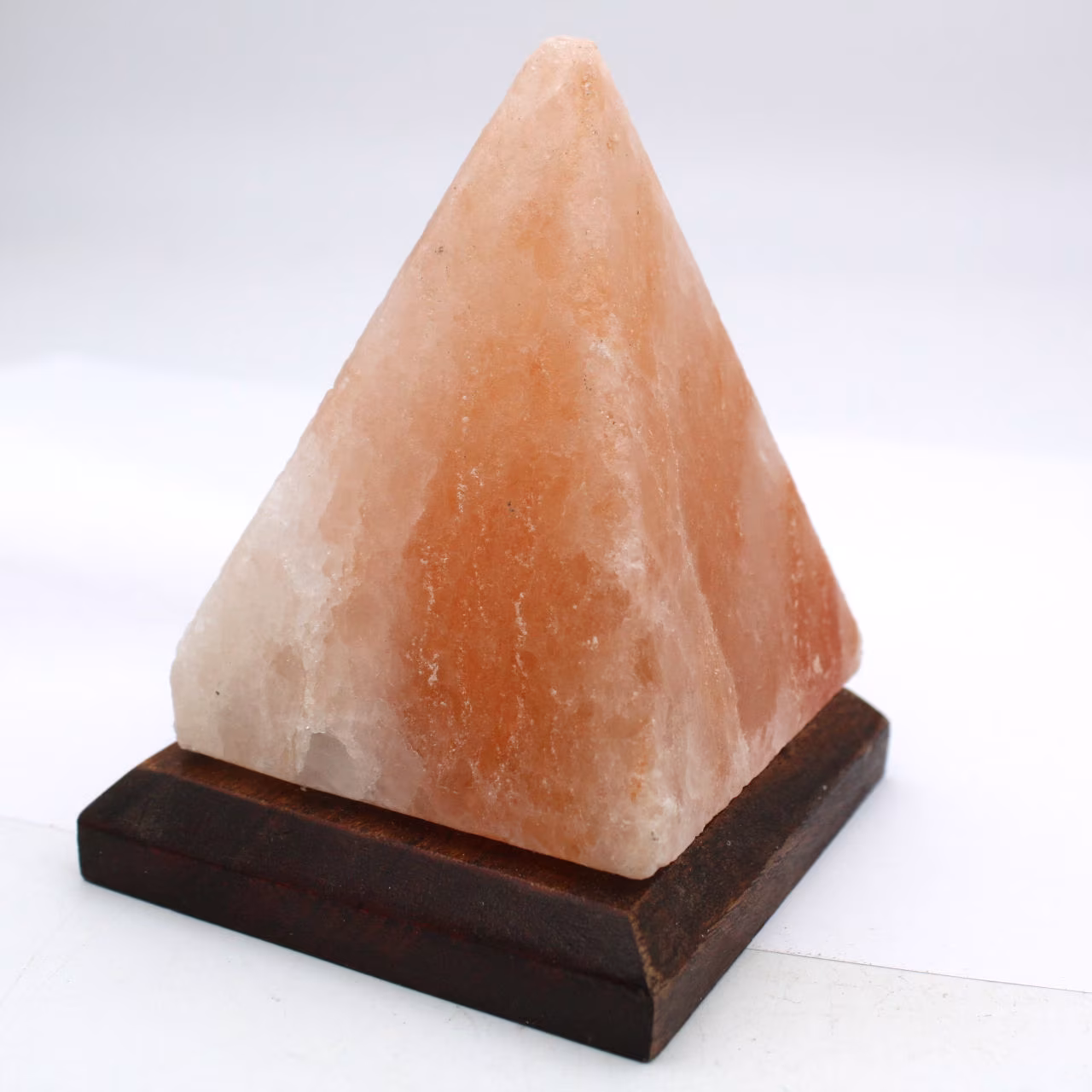 Lampe pyramide en sel rose de l’Himalaya