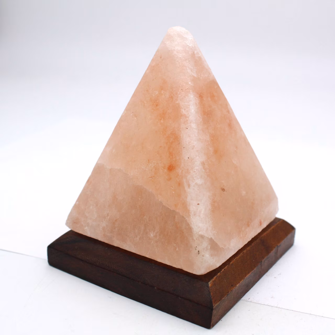 Lampe pyramide en sel rose de l’Himalaya