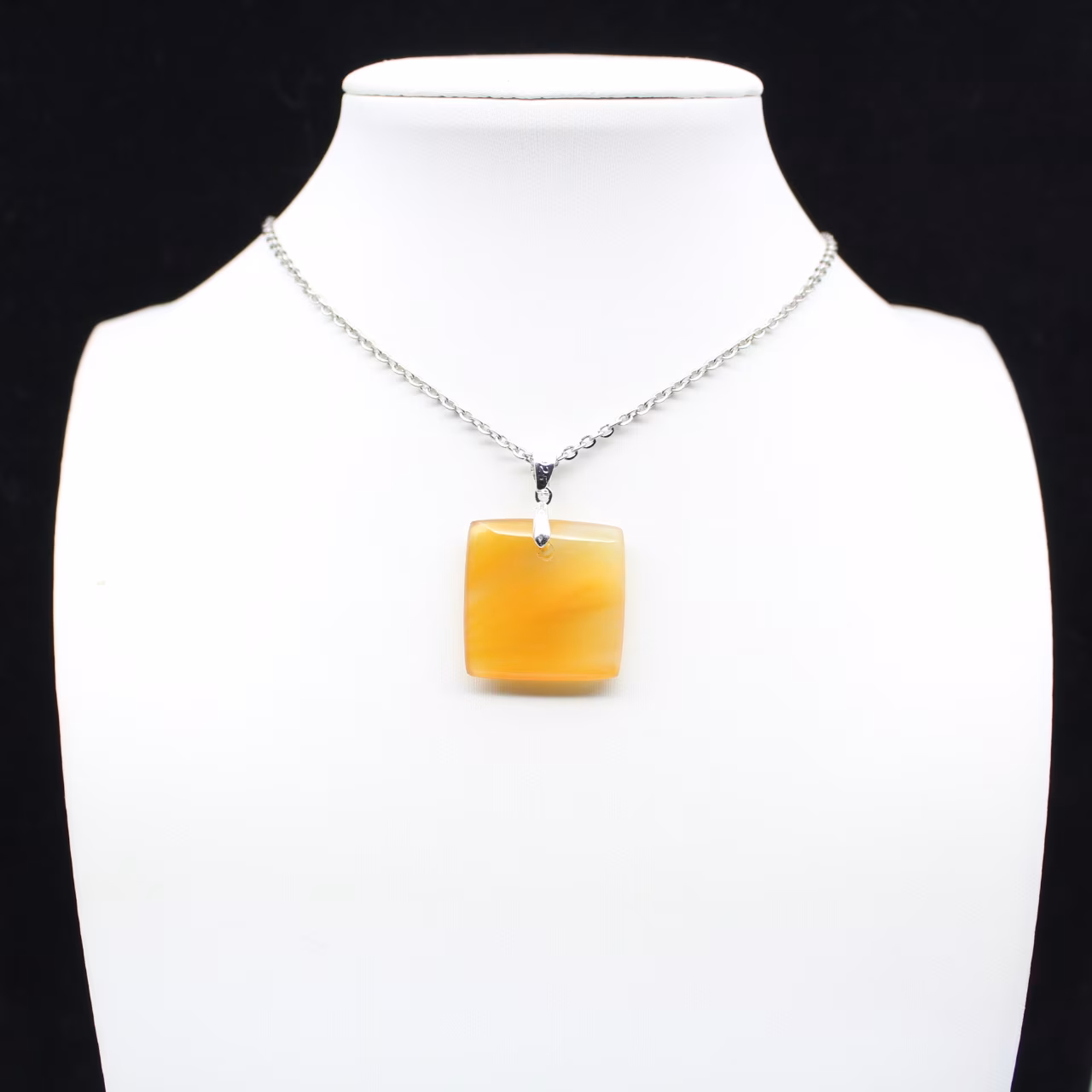 Pendentif carré en cornaline