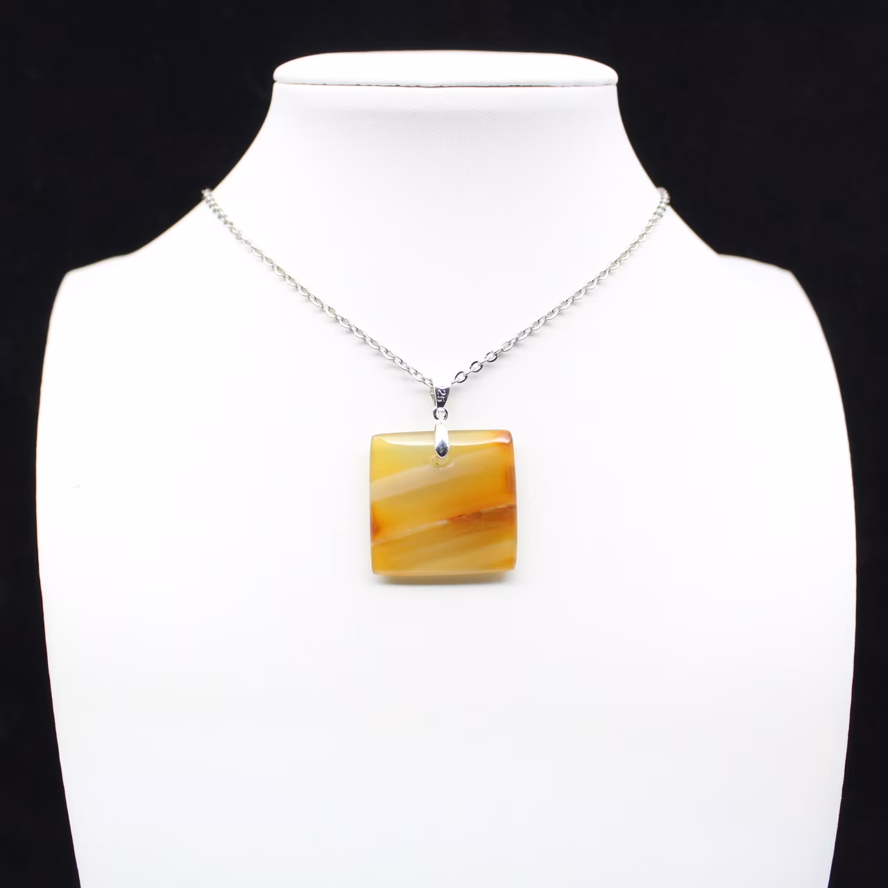 Pendentif carré en cornaline