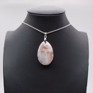 Pendentif ovale en agate fleur