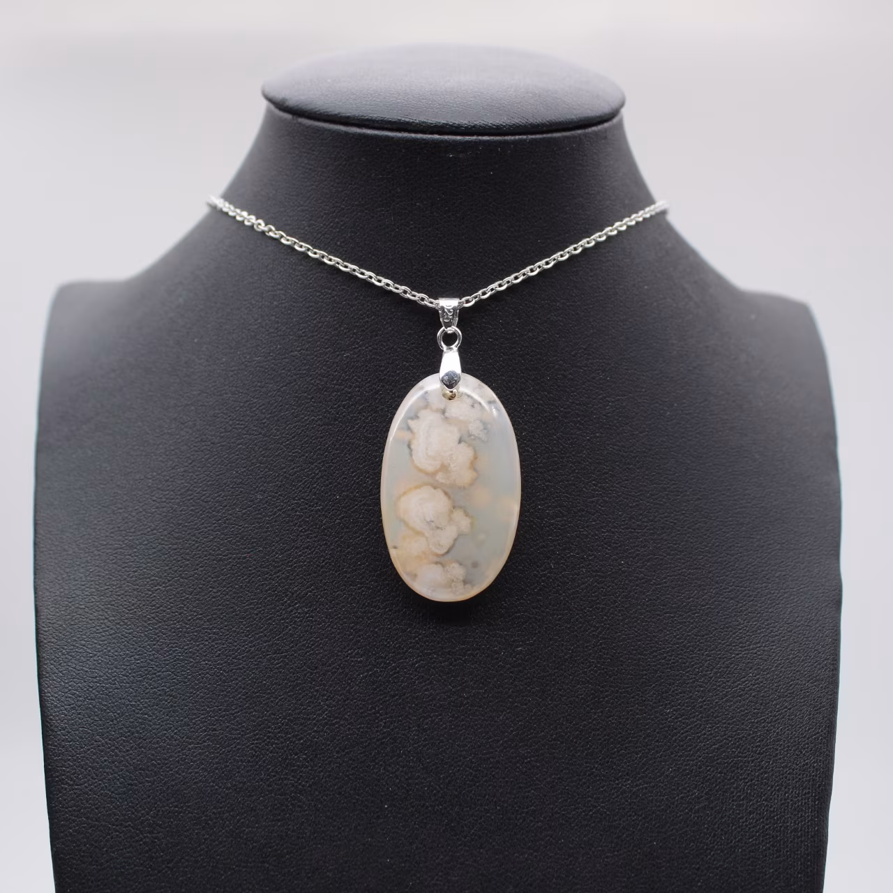 Pendentif ovale en agate fleur