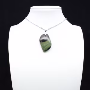 Pendentif de jaspe kambamba en forme de flamme