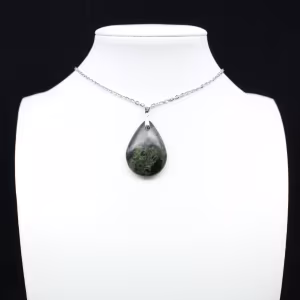 Pendentif de jaspe kambamba en forme de goutte