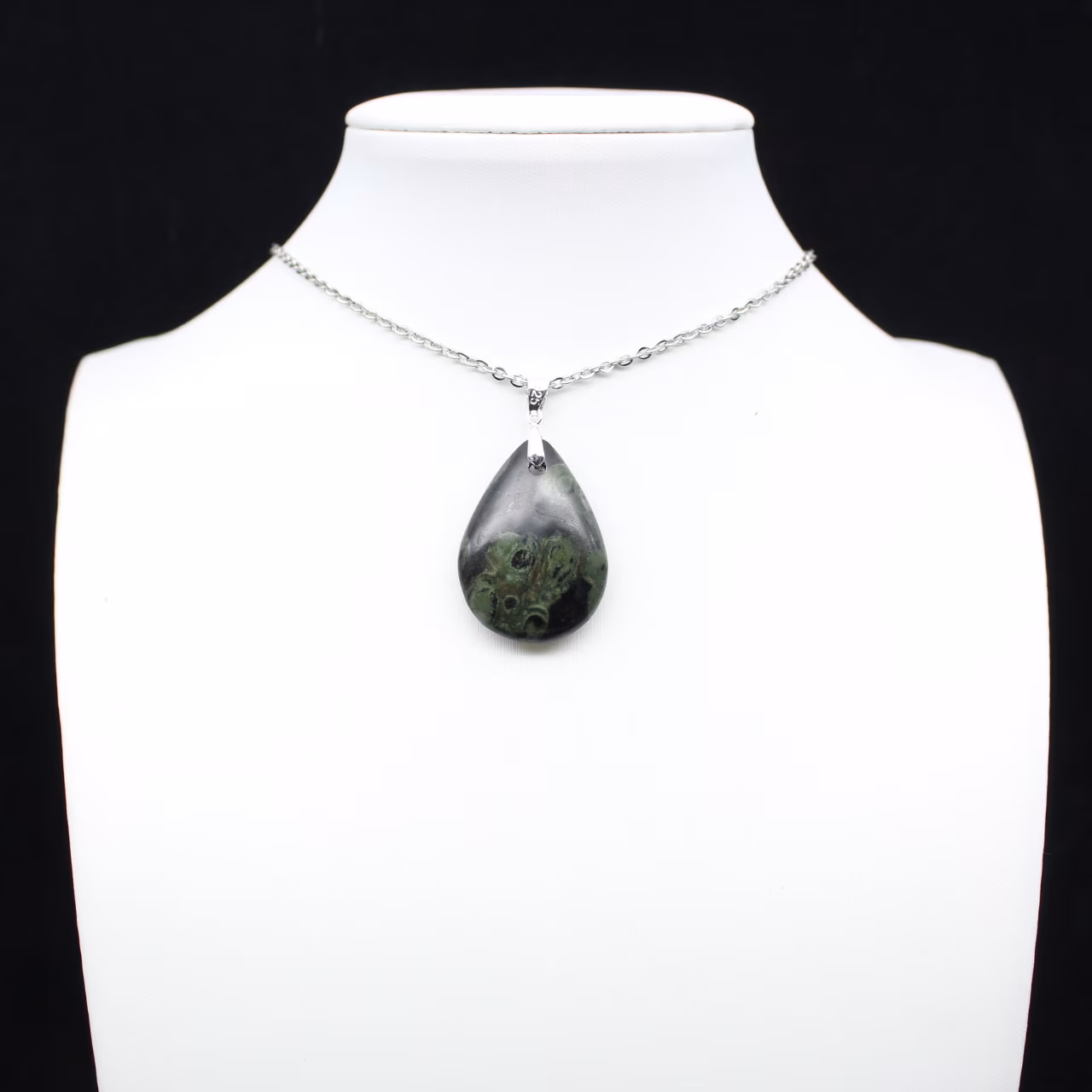 Pendentif de jaspe kambamba en forme de goutte